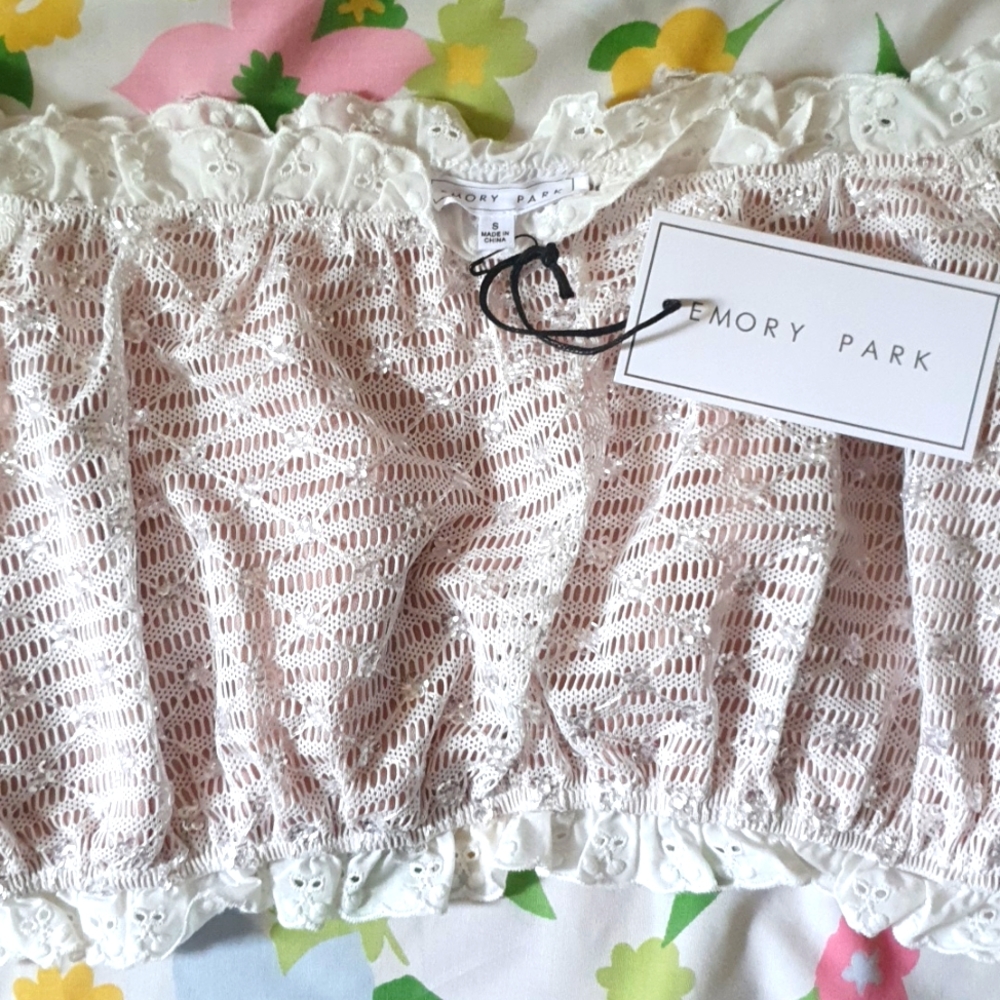 Crop top/ off-shoulder